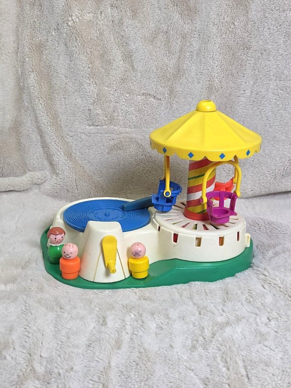 VTG 1980 Fisher Price Little People Merry Go Round Record Player 1 Record People
